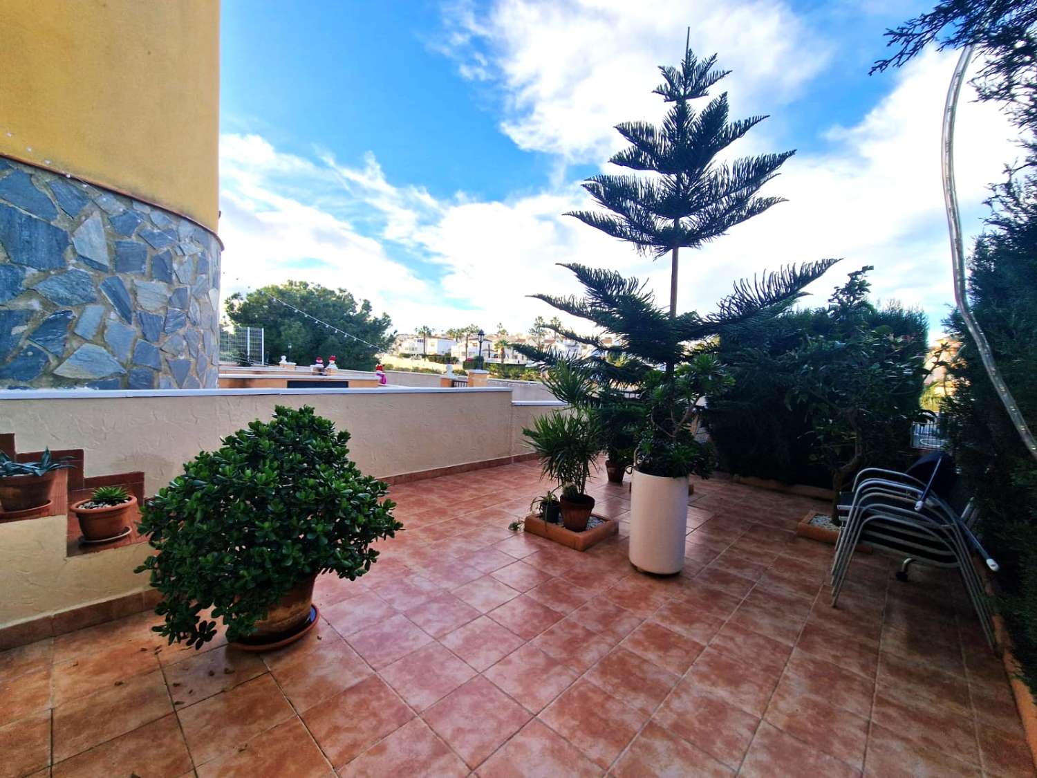 BYT V PŘÍZEMÍ SE ZAHRADOU A BAZÉNEM V LOMAS DE CABO ROIG