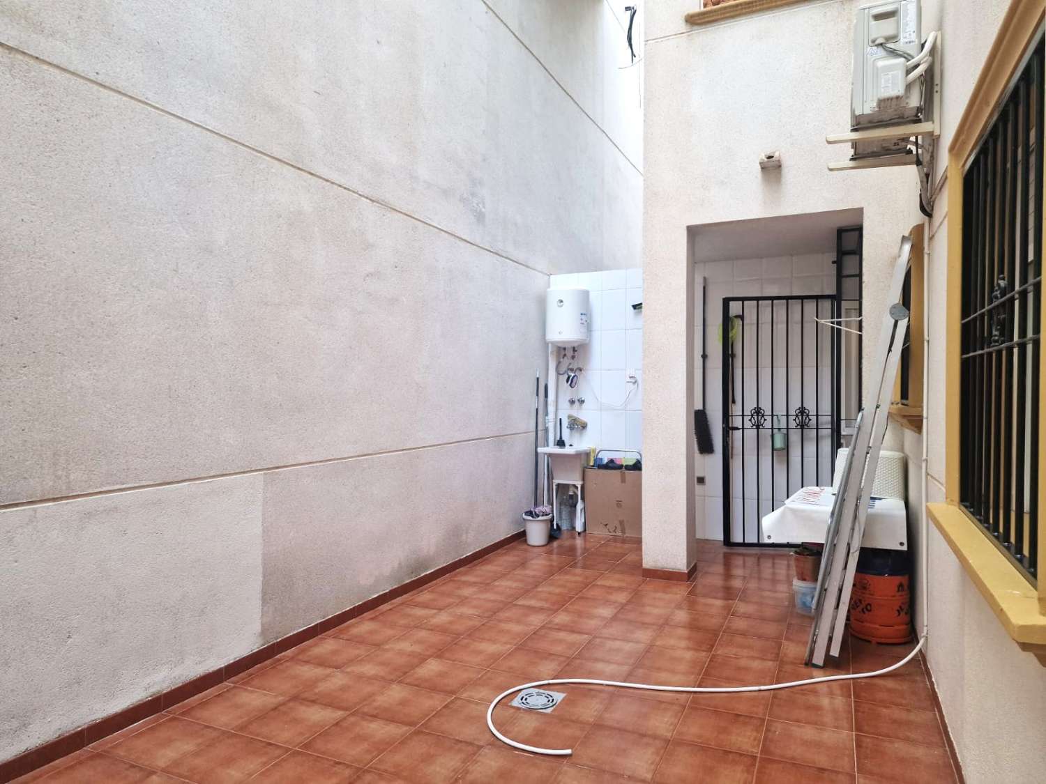 BYT V PŘÍZEMÍ SE ZAHRADOU A BAZÉNEM V LOMAS DE CABO ROIG