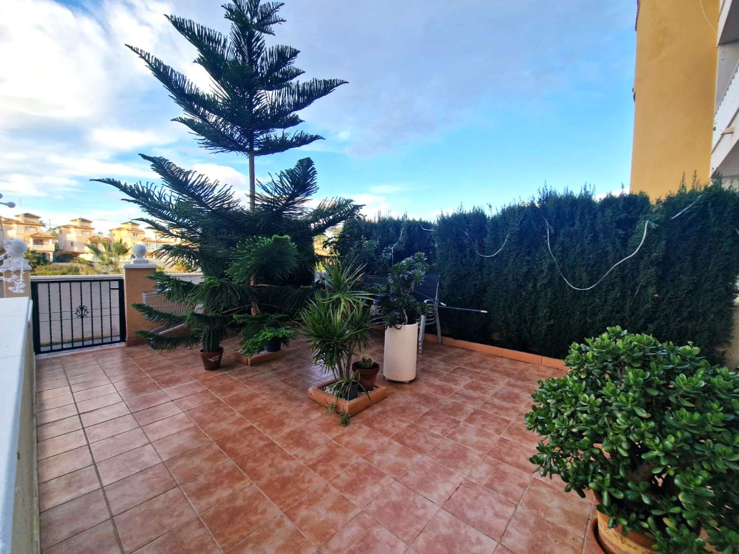 BYT V PŘÍZEMÍ SE ZAHRADOU A BAZÉNEM V LOMAS DE CABO ROIG