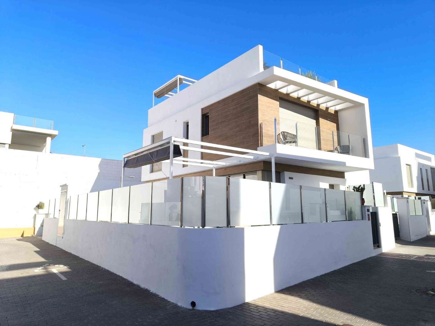 MODERN LUXURY VILLA WITH PRIVATE POOL IN GUARDED URBANIZATION