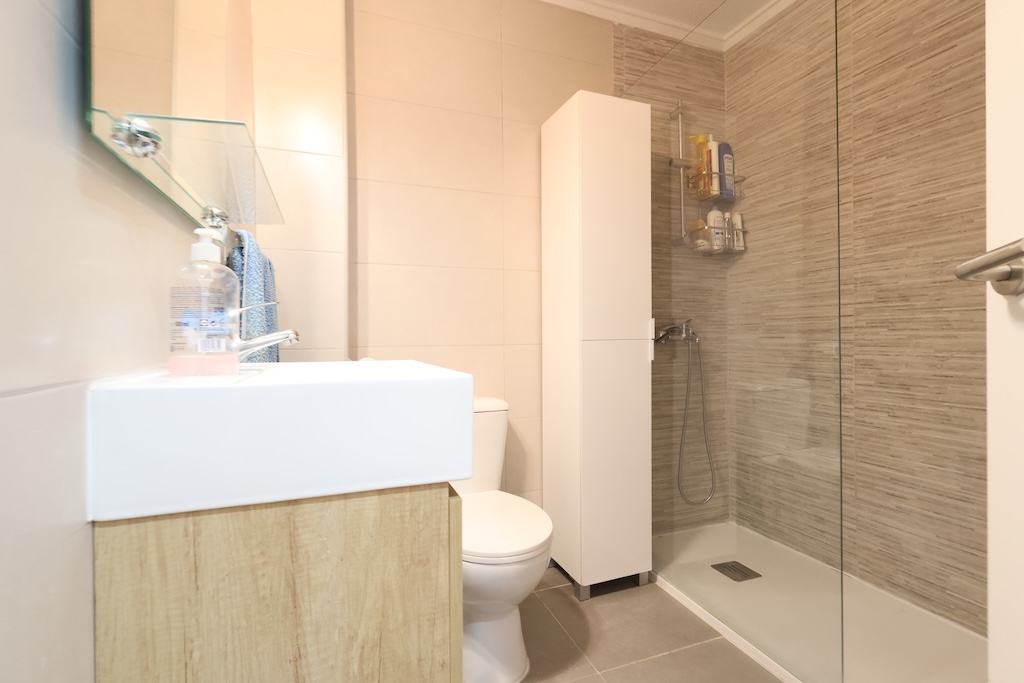 SYDVENDT LEJLIGHED MED LUKKET GARAGE NÆR STRANDEN