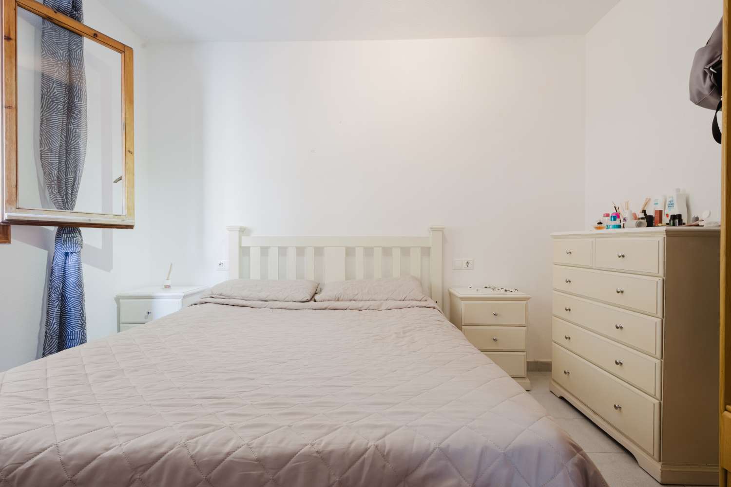 LEJLIGHED 220 M FRA STRANDEN I TORREVIEJA – LYS, SOL OG KYSTLIV