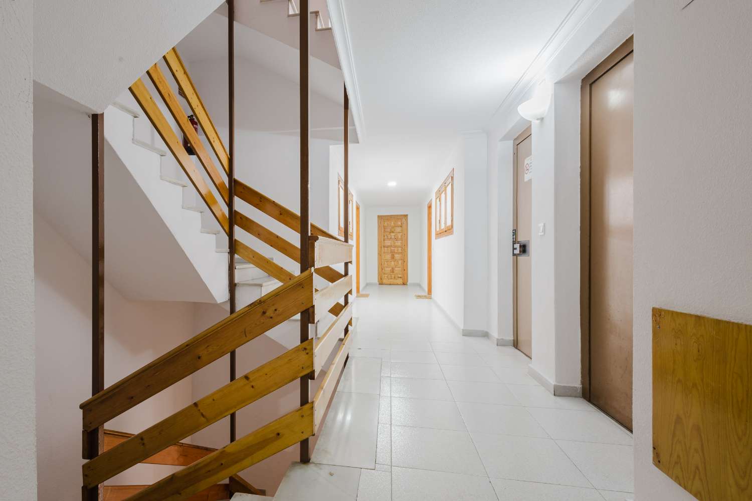 LEJLIGHED 220 M FRA STRANDEN I TORREVIEJA – LYS, SOL OG KYSTLIV