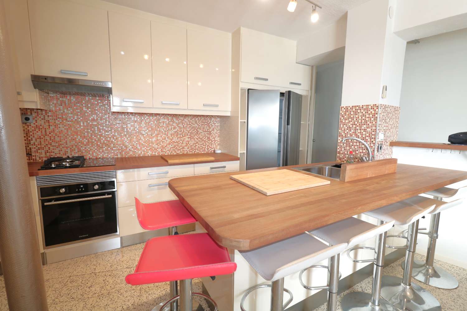 EXKLUZIVNÍ ZREKONSTRUOVANÝ BYT U PLÁŽE S VÝHLEDEM NA MOŘE V EL ACEQUIÓN, TORREVIEJA