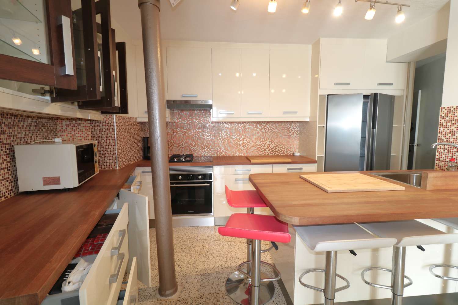 EXKLUZIVNÍ ZREKONSTRUOVANÝ BYT U PLÁŽE S VÝHLEDEM NA MOŘE V EL ACEQUIÓN, TORREVIEJA