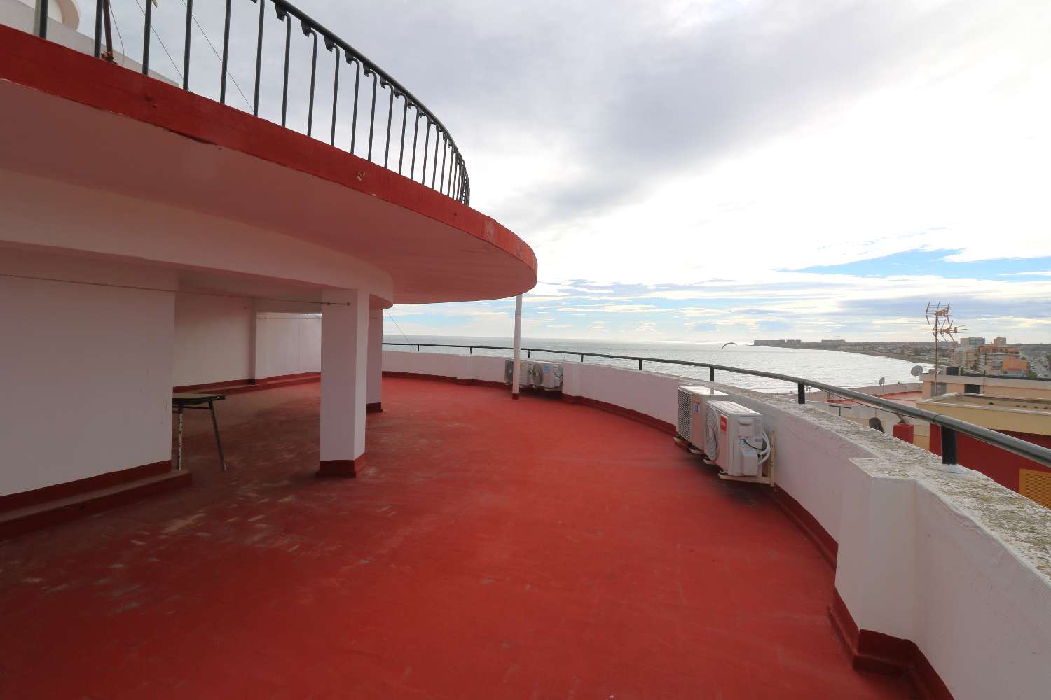 EXKLUZIVNÍ ZREKONSTRUOVANÝ BYT U PLÁŽE S VÝHLEDEM NA MOŘE V EL ACEQUIÓN, TORREVIEJA