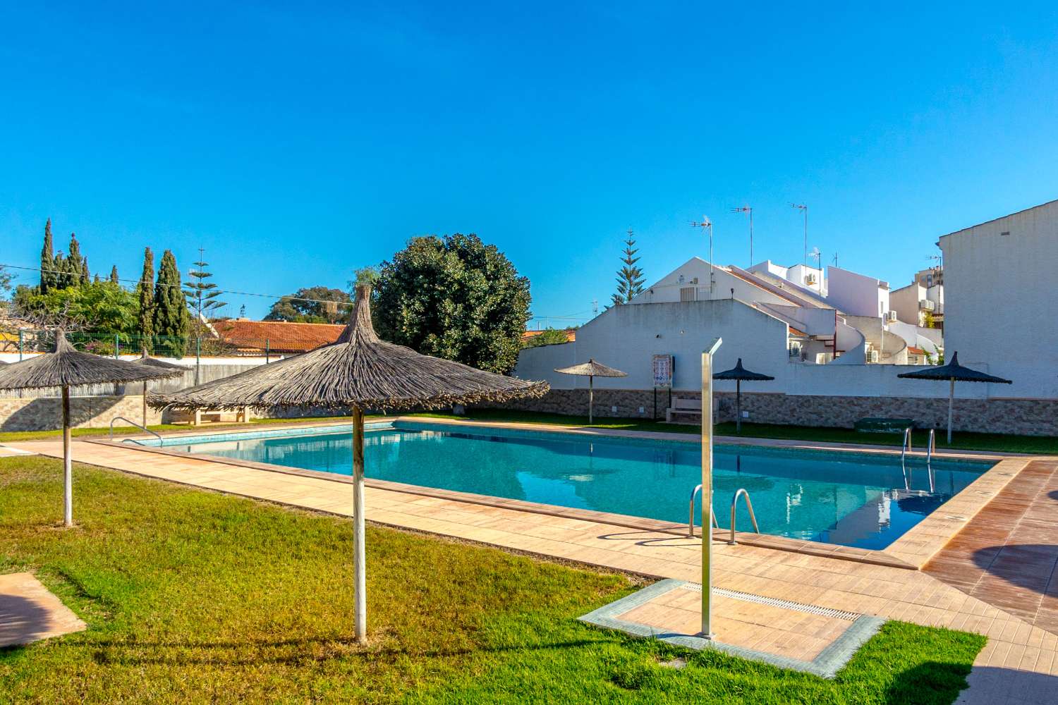 RÆKKEHUS I CALAS BLANCAS TÆT PÅ STRANDEN OG CENTRUM AF TORREVIEJA