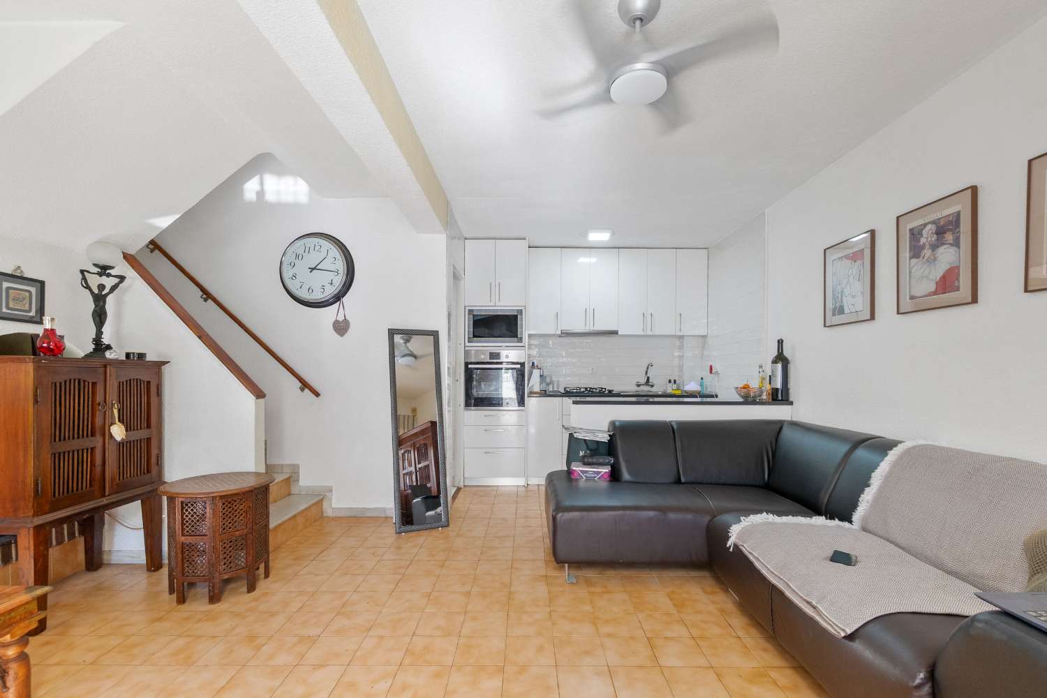 RÆKKEHUS I CALAS BLANCAS TÆT PÅ STRANDEN OG CENTRUM AF TORREVIEJA