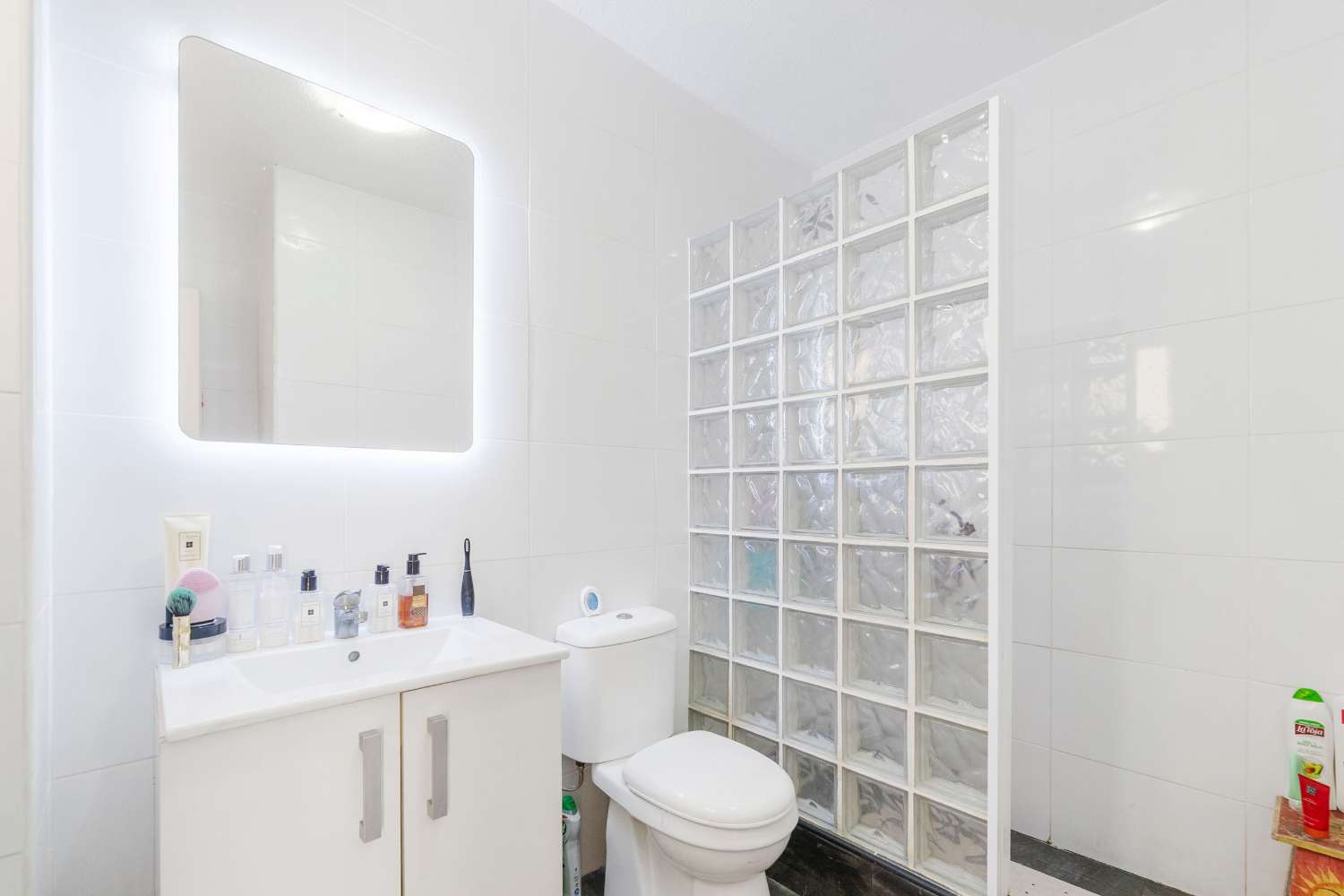 RÆKKEHUS I CALAS BLANCAS TÆT PÅ STRANDEN OG CENTRUM AF TORREVIEJA