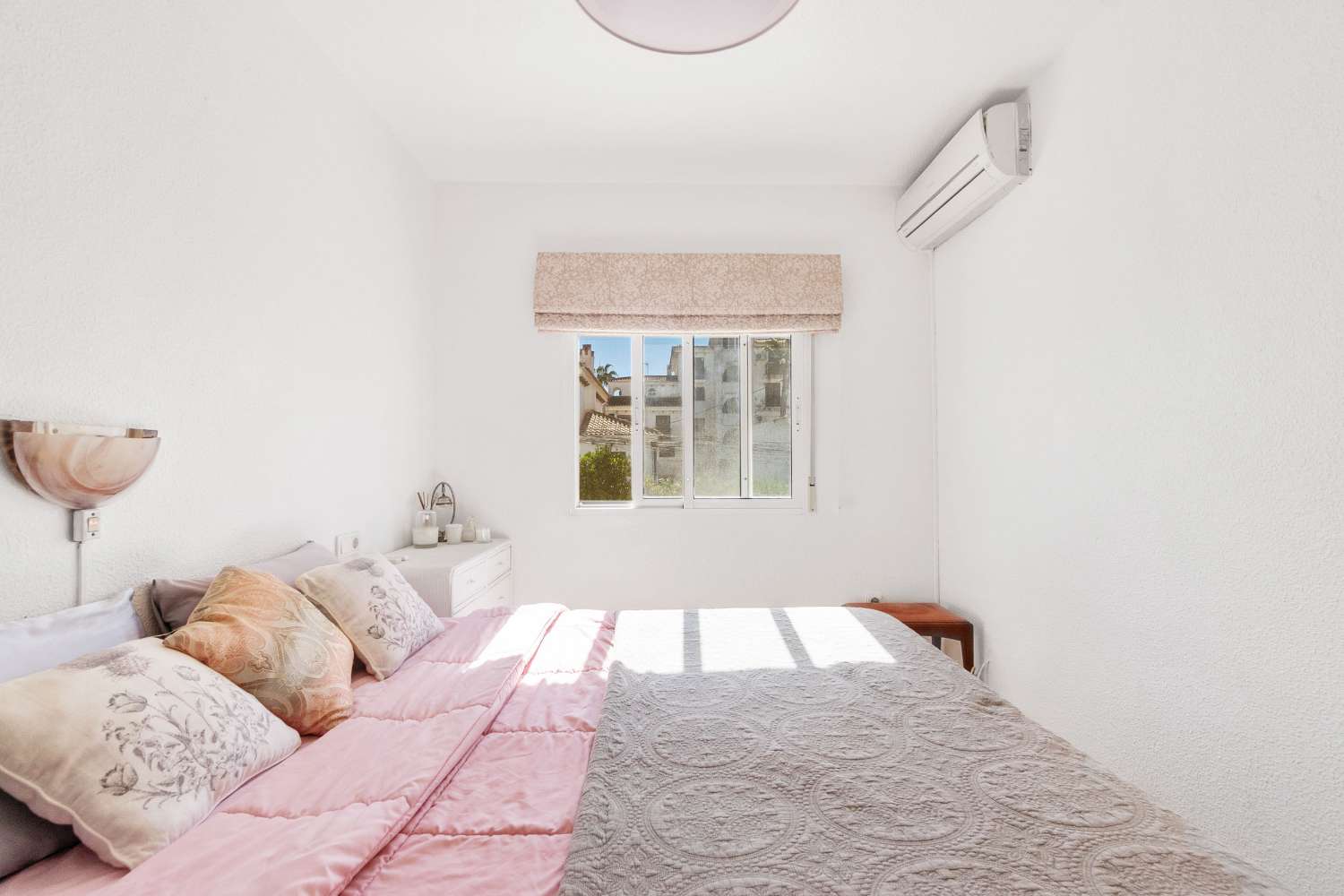 RÆKKEHUS I CALAS BLANCAS TÆT PÅ STRANDEN OG CENTRUM AF TORREVIEJA