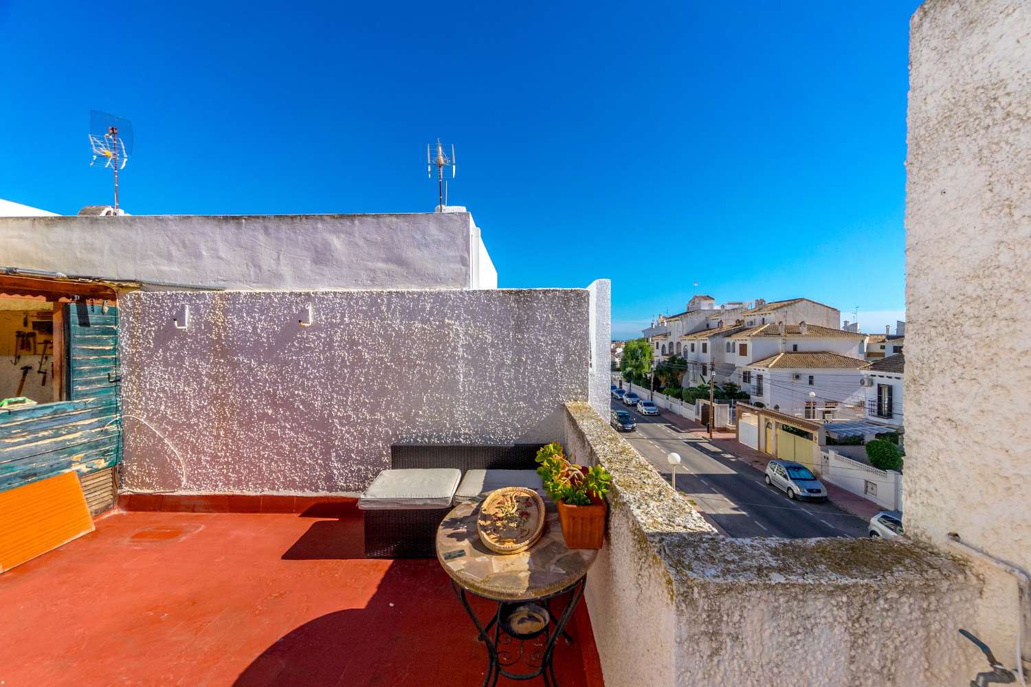 RÆKKEHUS I CALAS BLANCAS TÆT PÅ STRANDEN OG CENTRUM AF TORREVIEJA