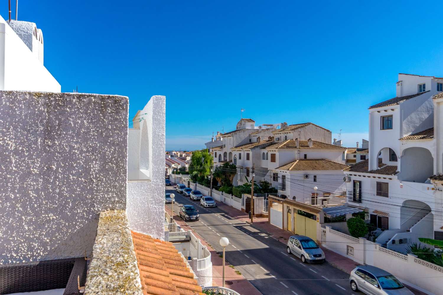 RÆKKEHUS I CALAS BLANCAS TÆT PÅ STRANDEN OG CENTRUM AF TORREVIEJA