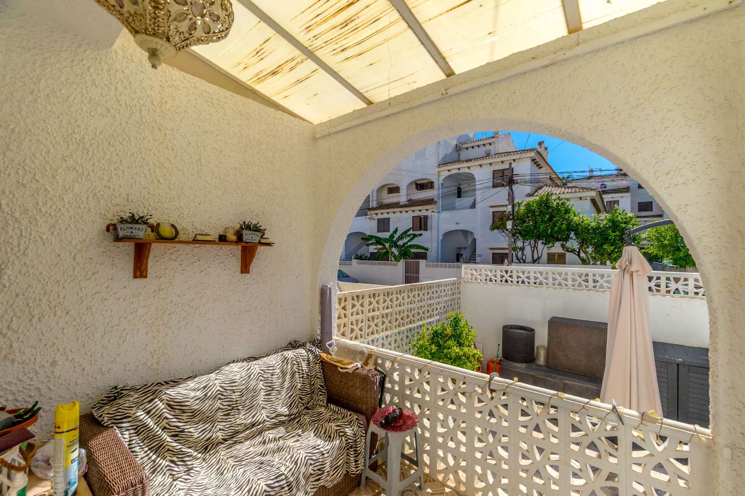 RÆKKEHUS I CALAS BLANCAS TÆT PÅ STRANDEN OG CENTRUM AF TORREVIEJA