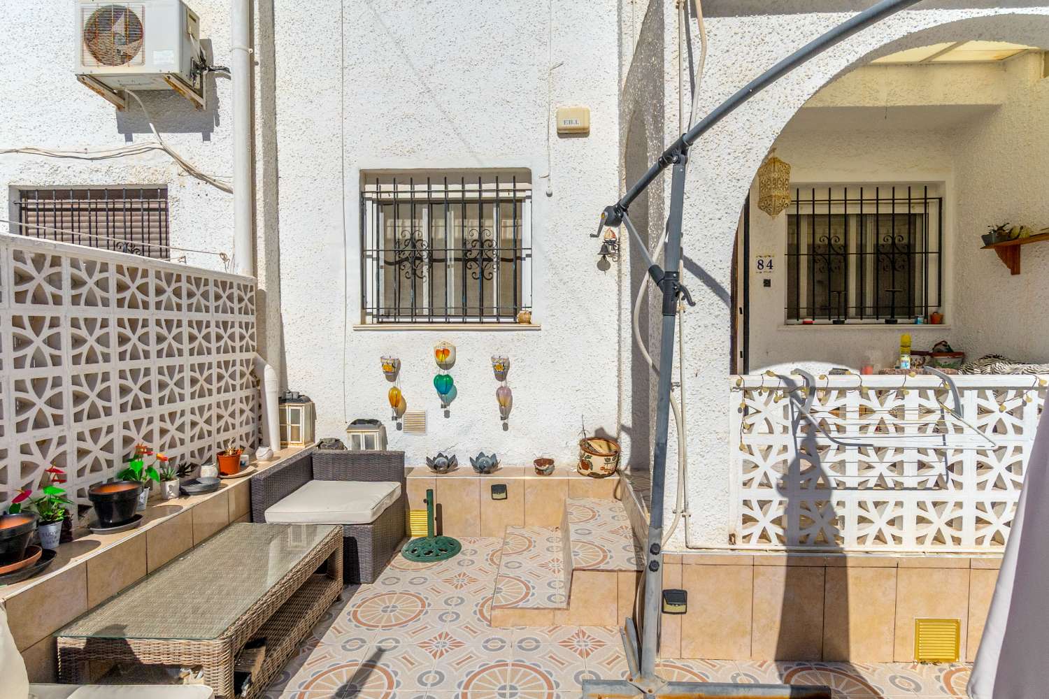 RÆKKEHUS I CALAS BLANCAS TÆT PÅ STRANDEN OG CENTRUM AF TORREVIEJA