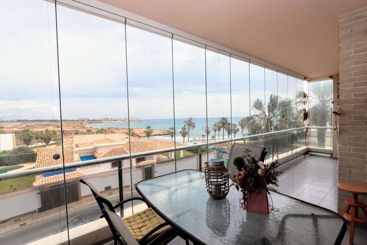 1ST LINE SEA APARTMENT MED FANTASTISK UDSIGT OG STOR TERRASSE I PLAYA FLAMENCA
