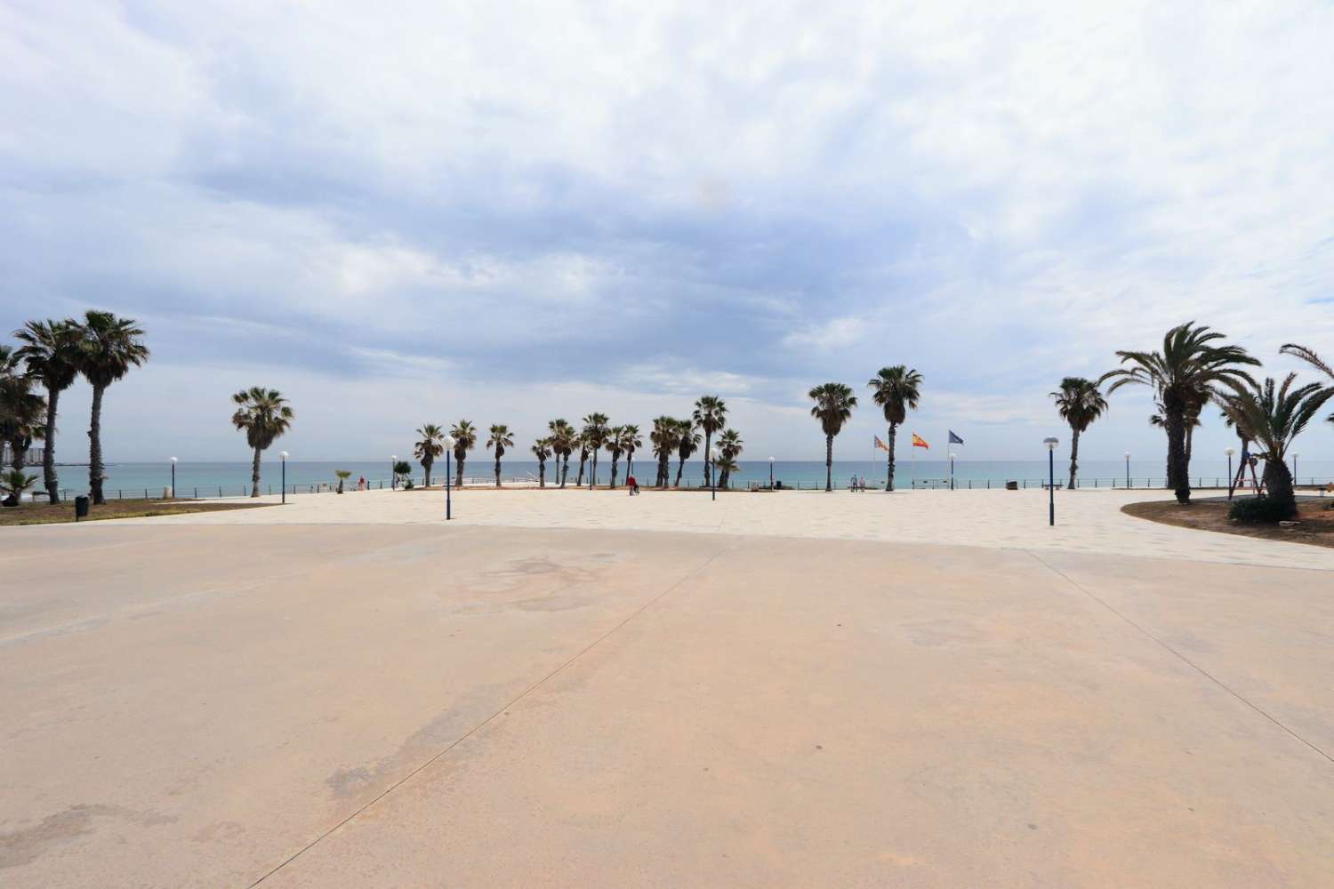 1ST LINE SEA APARTMENT MED FANTASTISK UDSIGT OG STOR TERRASSE I PLAYA FLAMENCA