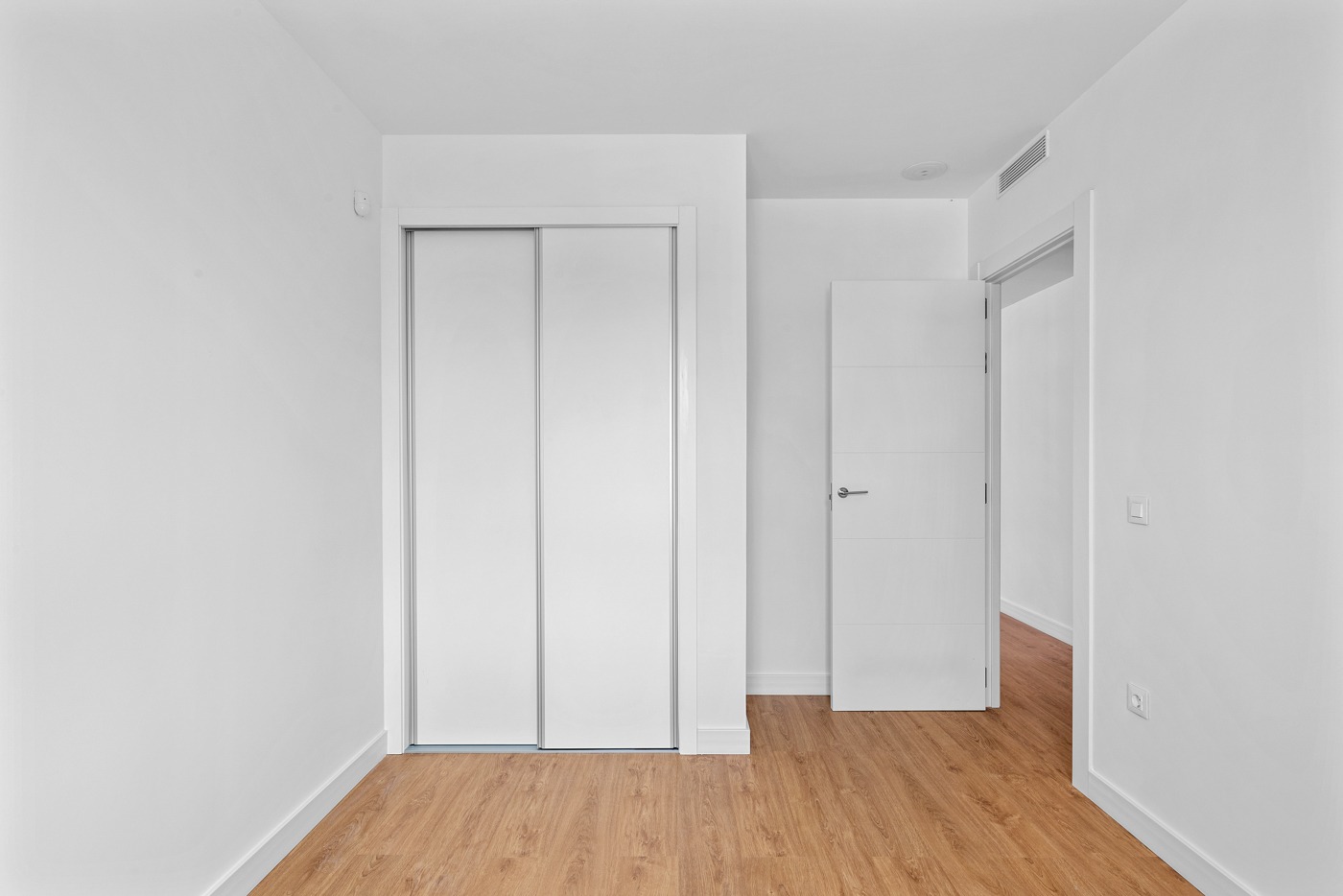 EXKLUZIVNĚ NOVÝ PENTHOUSE VE VILLAMARTINU S PRIVÁTNÍM SOLÁRIEM