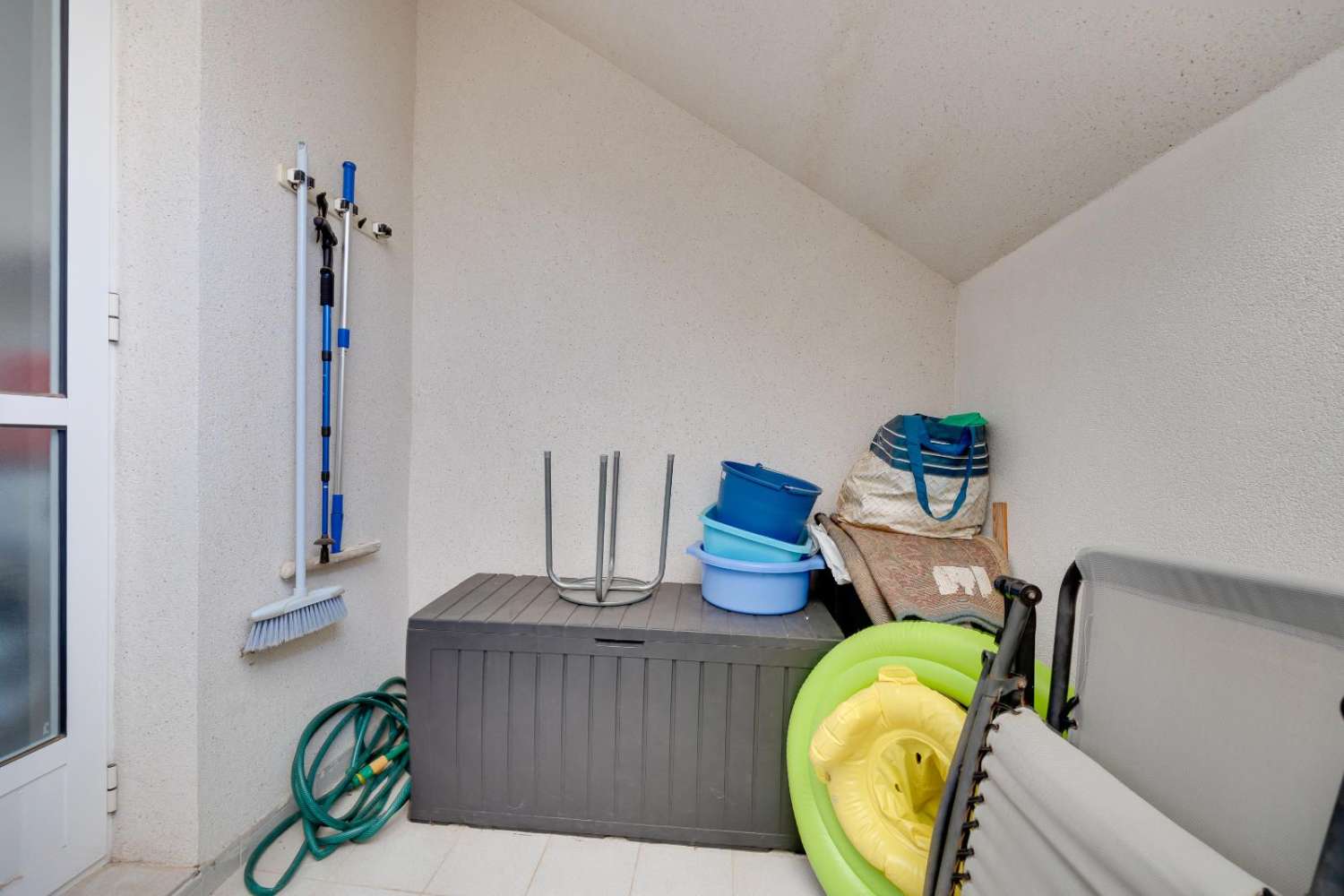 BUNGALOW EN PLANTA BAJA CON JARDÍN Y PISCINA COMUNITARIA