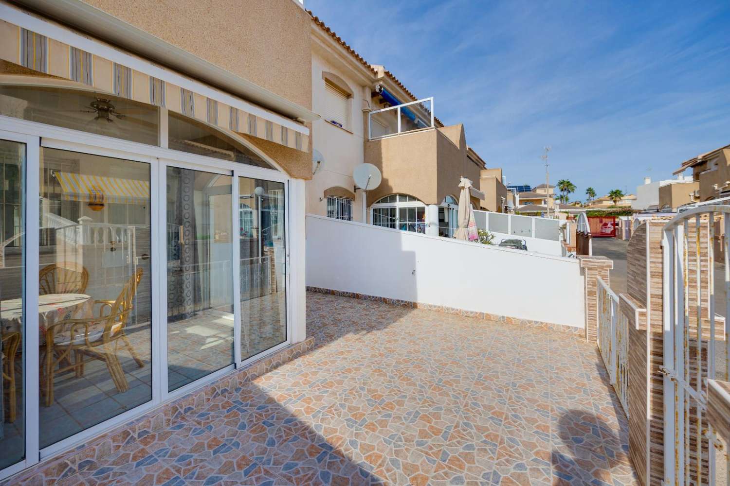 BUNGALOW EN PLANTA BAJA CON JARDÍN Y PISCINA COMUNITARIA