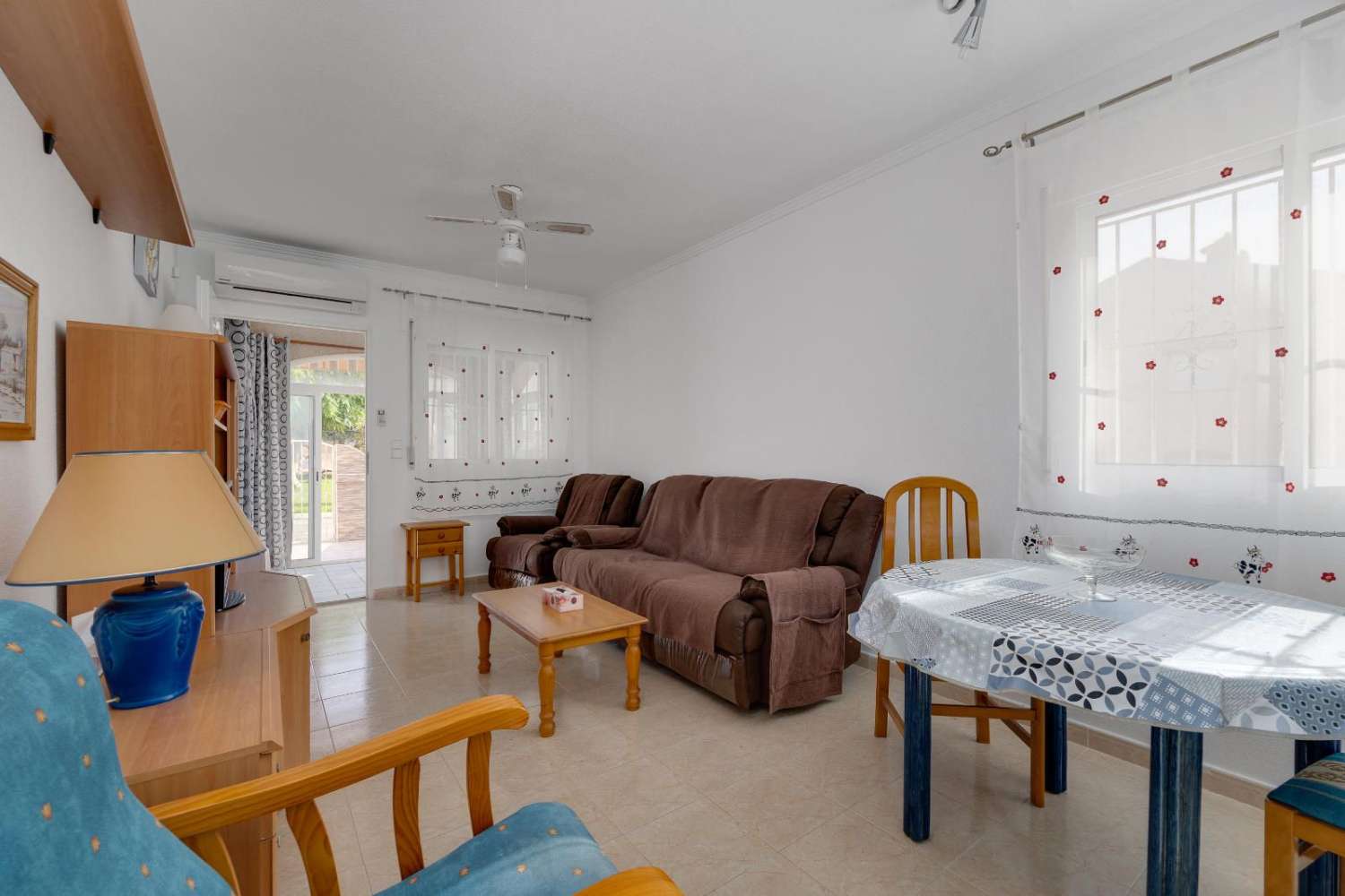 BUNGALOW EN PLANTA BAJA CON JARDÍN Y PISCINA COMUNITARIA