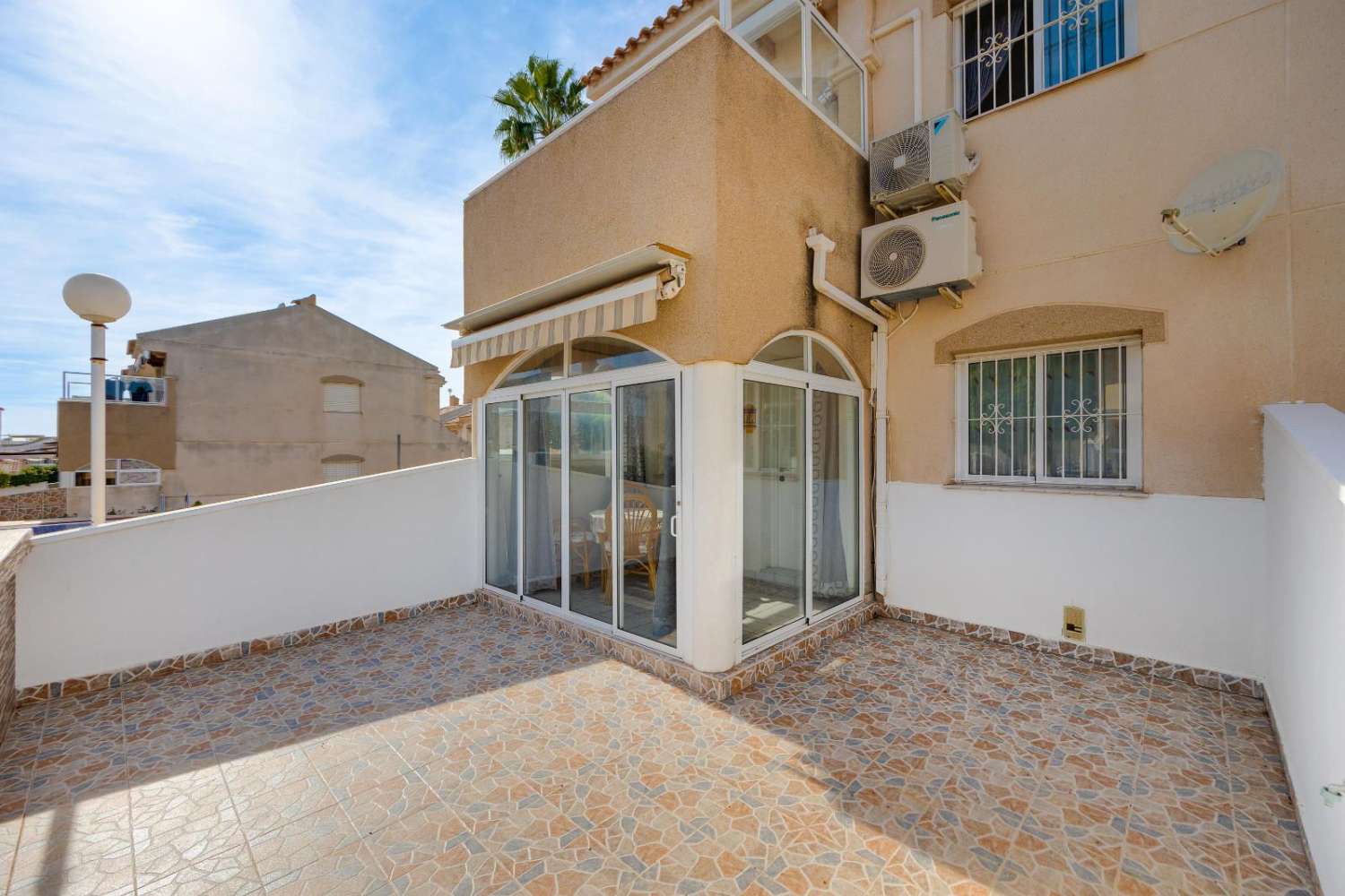 BUNGALOW EN PLANTA BAJA CON JARDÍN Y PISCINA COMUNITARIA