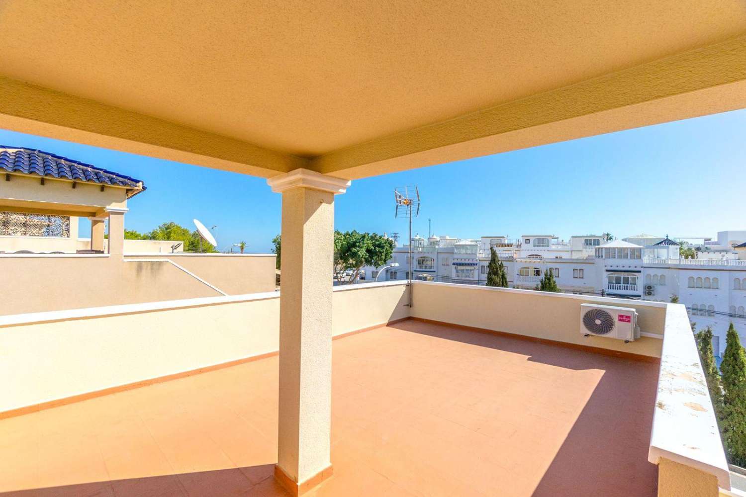 EKSKLUSIVT FRITLIGGENDE HUS MED POOL OG SOLARIUM I ORIHUELA COSTA