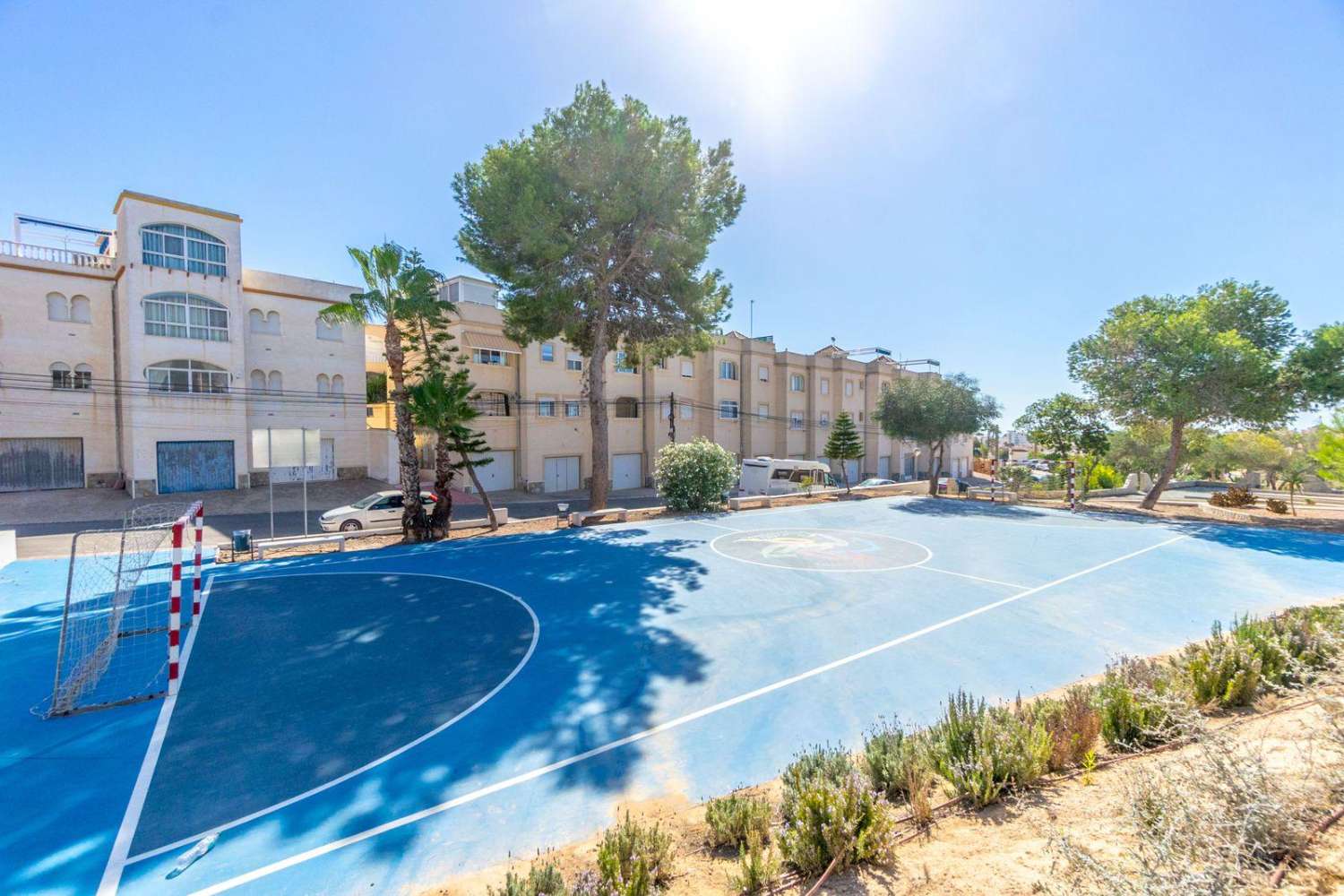 EKSKLUSIVT FRITLIGGENDE HUS MED POOL OG SOLARIUM I ORIHUELA COSTA