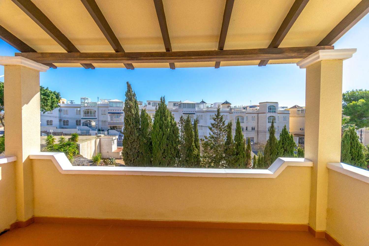 EKSKLUSIVT FRITLIGGENDE HUS MED POOL OG SOLARIUM I ORIHUELA COSTA