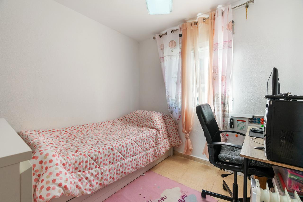 EKSKLUSIVT FRITLIGGENDE HUS MED POOL OG SOLARIUM I ORIHUELA COSTA