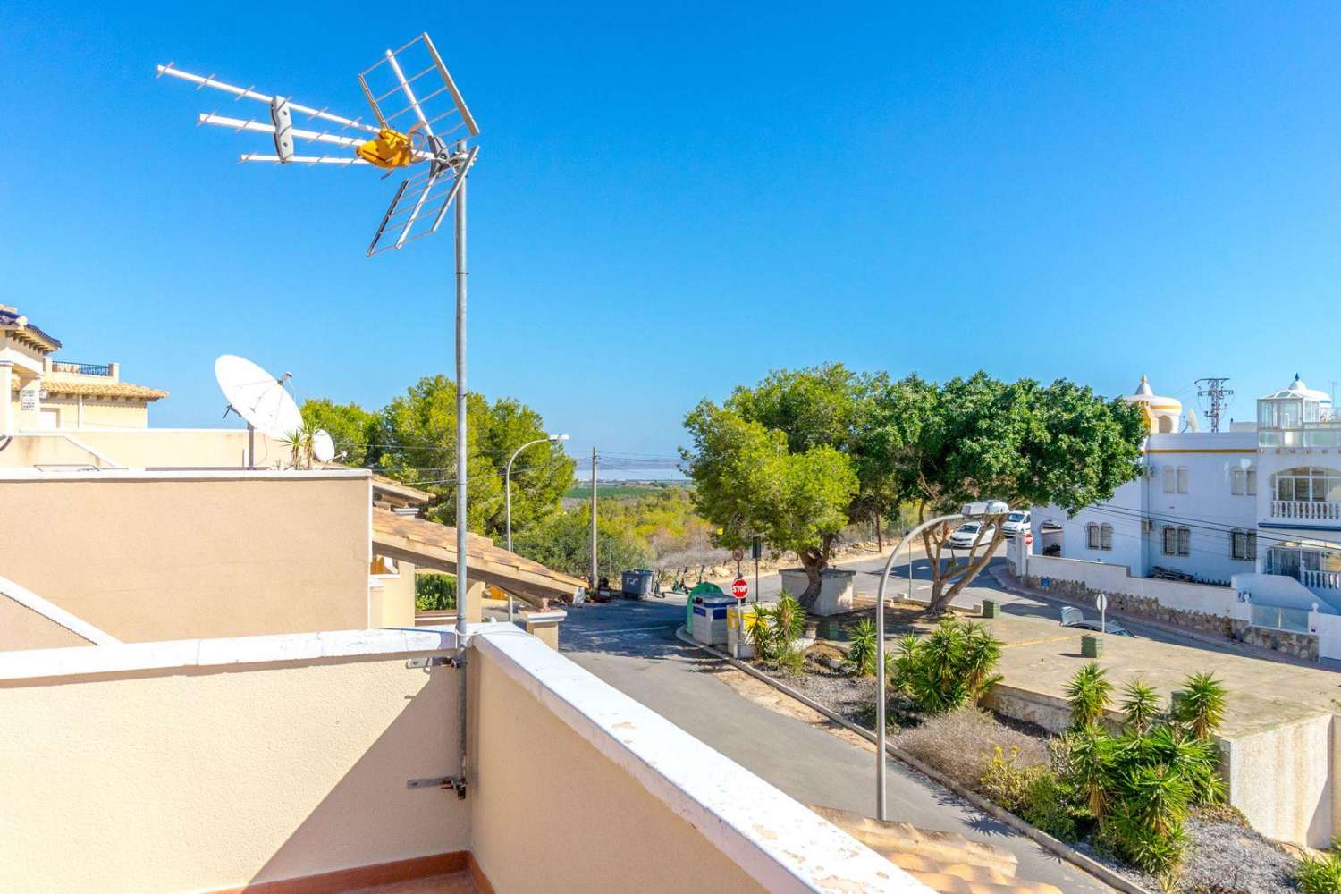 EKSKLUSIVT FRITLIGGENDE HUS MED POOL OG SOLARIUM I ORIHUELA COSTA