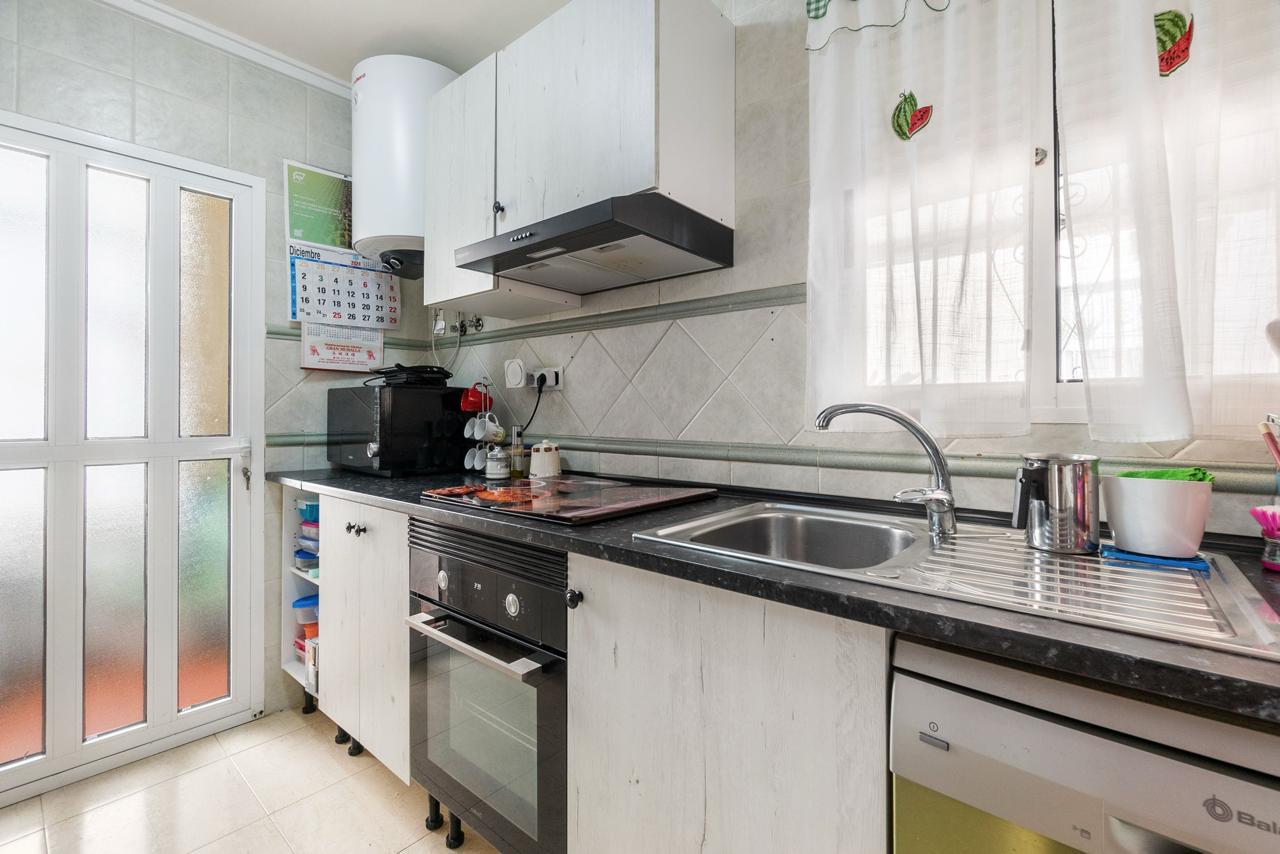 EKSKLUSIVT FRITLIGGENDE HUS MED POOL OG SOLARIUM I ORIHUELA COSTA