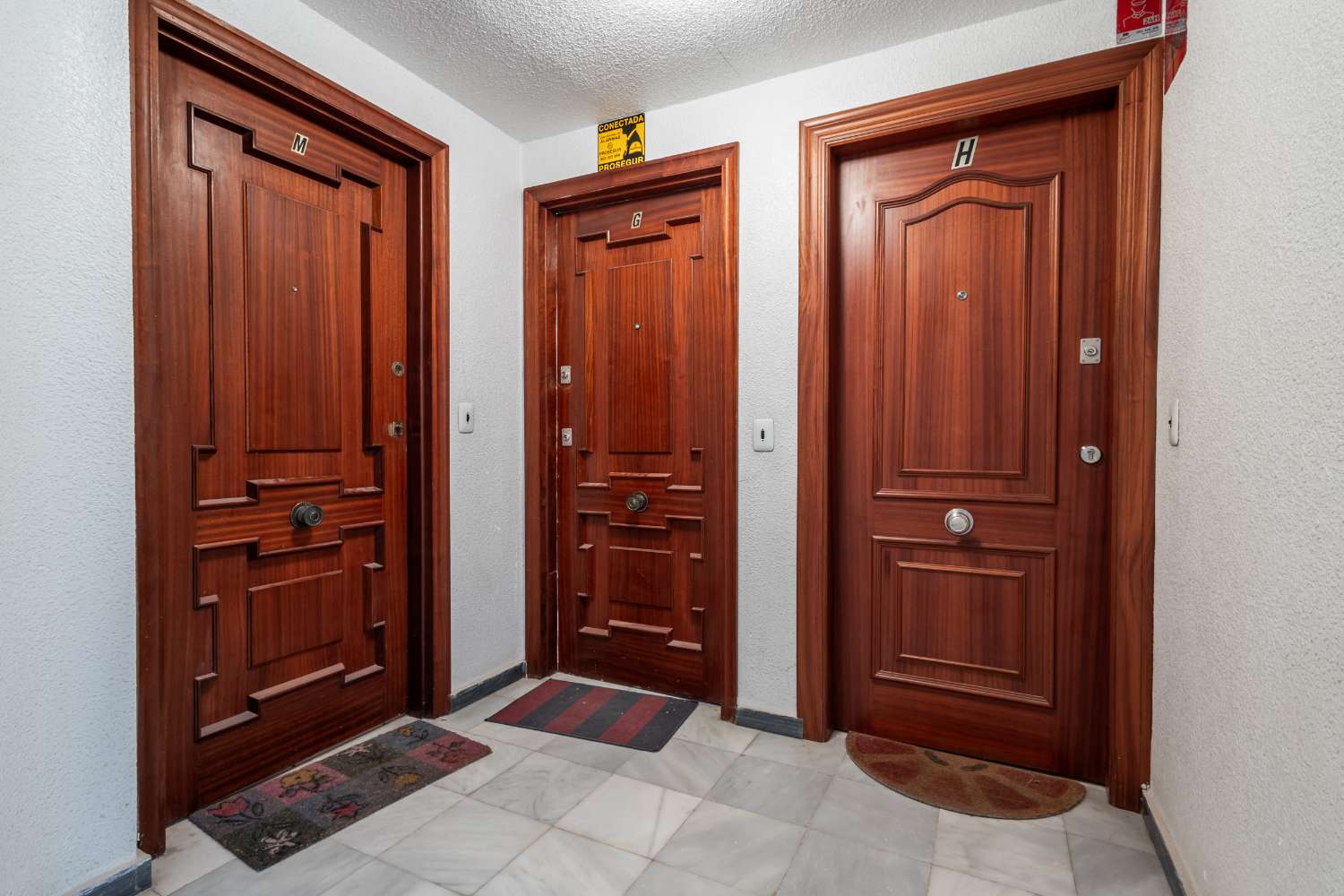 VIVIENDA REFORMADA A 50 M DE LA PLAYA DEL ACEQUIÓN: LUZ, AMPLITUD Y TERRAZA CON VISTAS AL MAR