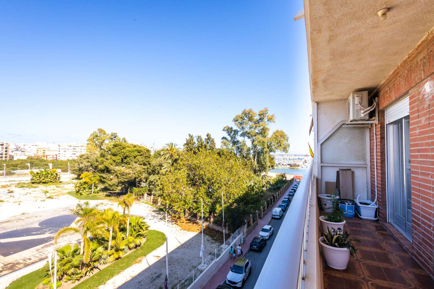 VIVIENDA REFORMADA A 50 M DE LA PLAYA DEL ACEQUIÓN: LUZ, AMPLITUD Y TERRAZA CON VISTAS AL MAR