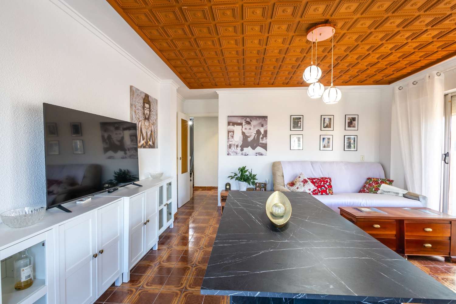 VIVIENDA REFORMADA A 50 M DE LA PLAYA DEL ACEQUIÓN: LUZ, AMPLITUD Y TERRAZA CON VISTAS AL MAR