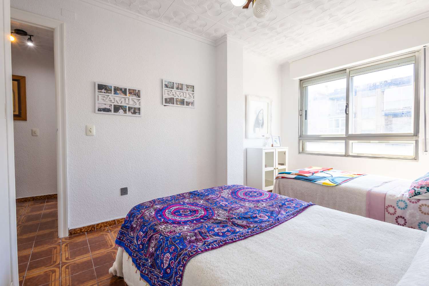 VIVIENDA REFORMADA A 50 M DE LA PLAYA DEL ACEQUIÓN: LUZ, AMPLITUD Y TERRAZA CON VISTAS AL MAR