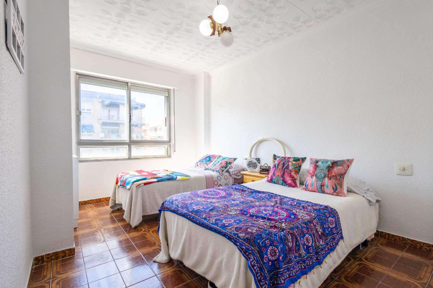 VIVIENDA REFORMADA A 50 M DE LA PLAYA DEL ACEQUIÓN: LUZ, AMPLITUD Y TERRAZA CON VISTAS AL MAR