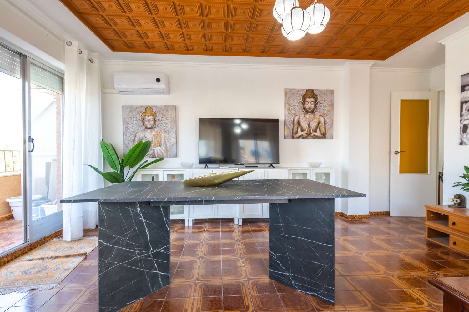 VIVIENDA REFORMADA A 50 M DE LA PLAYA DEL ACEQUIÓN: LUZ, AMPLITUD Y TERRAZA CON VISTAS AL MAR