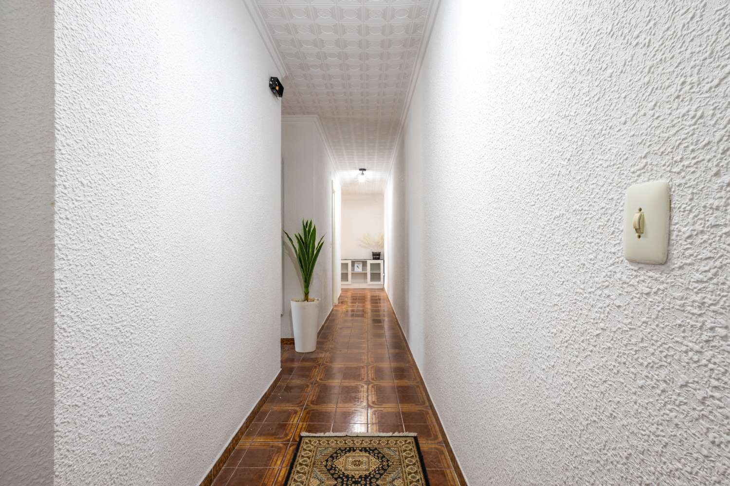 VIVIENDA REFORMADA A 50 M DE LA PLAYA DEL ACEQUIÓN: LUZ, AMPLITUD Y TERRAZA CON VISTAS AL MAR