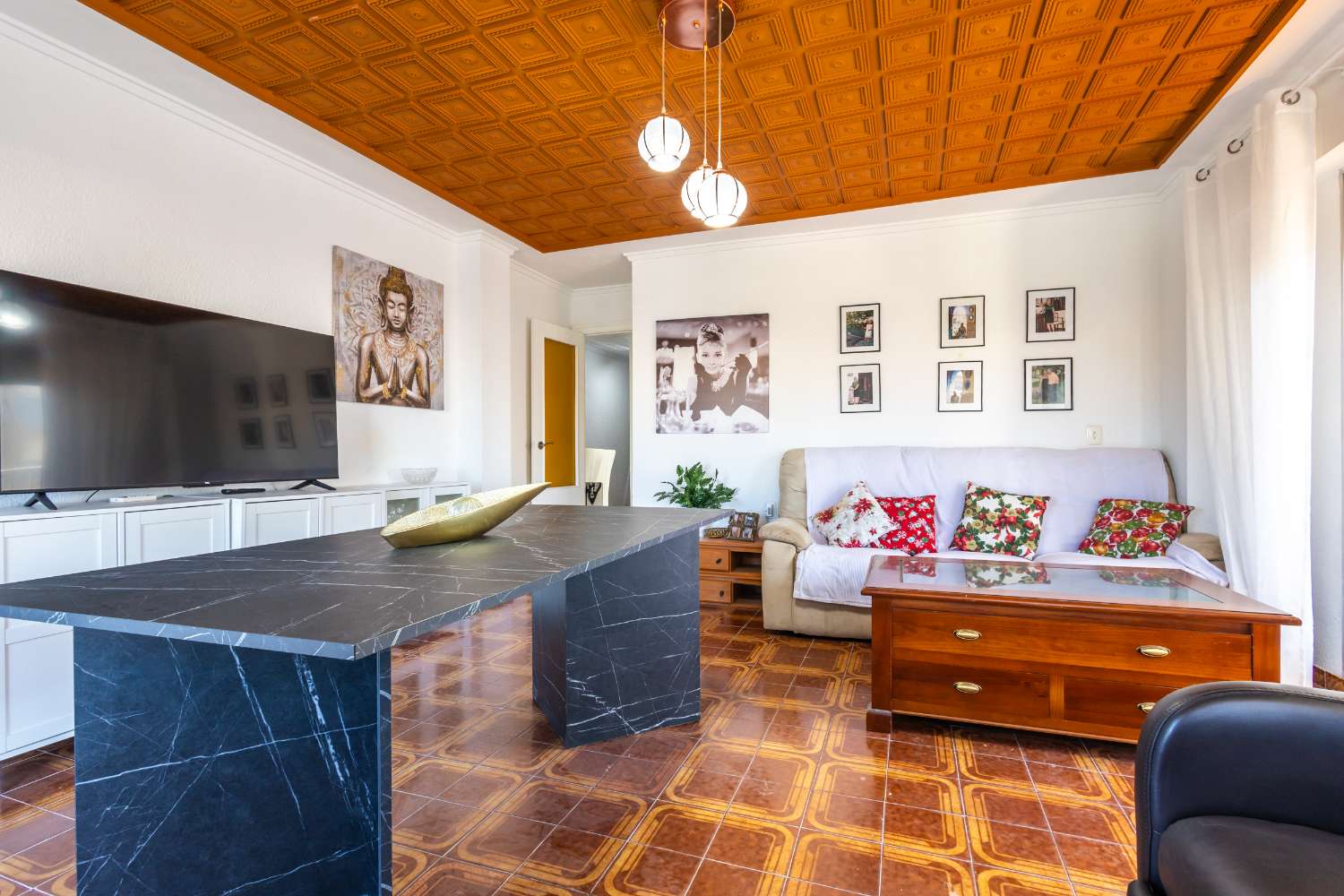 VIVIENDA REFORMADA A 50 M DE LA PLAYA DEL ACEQUIÓN: LUZ, AMPLITUD Y TERRAZA CON VISTAS AL MAR