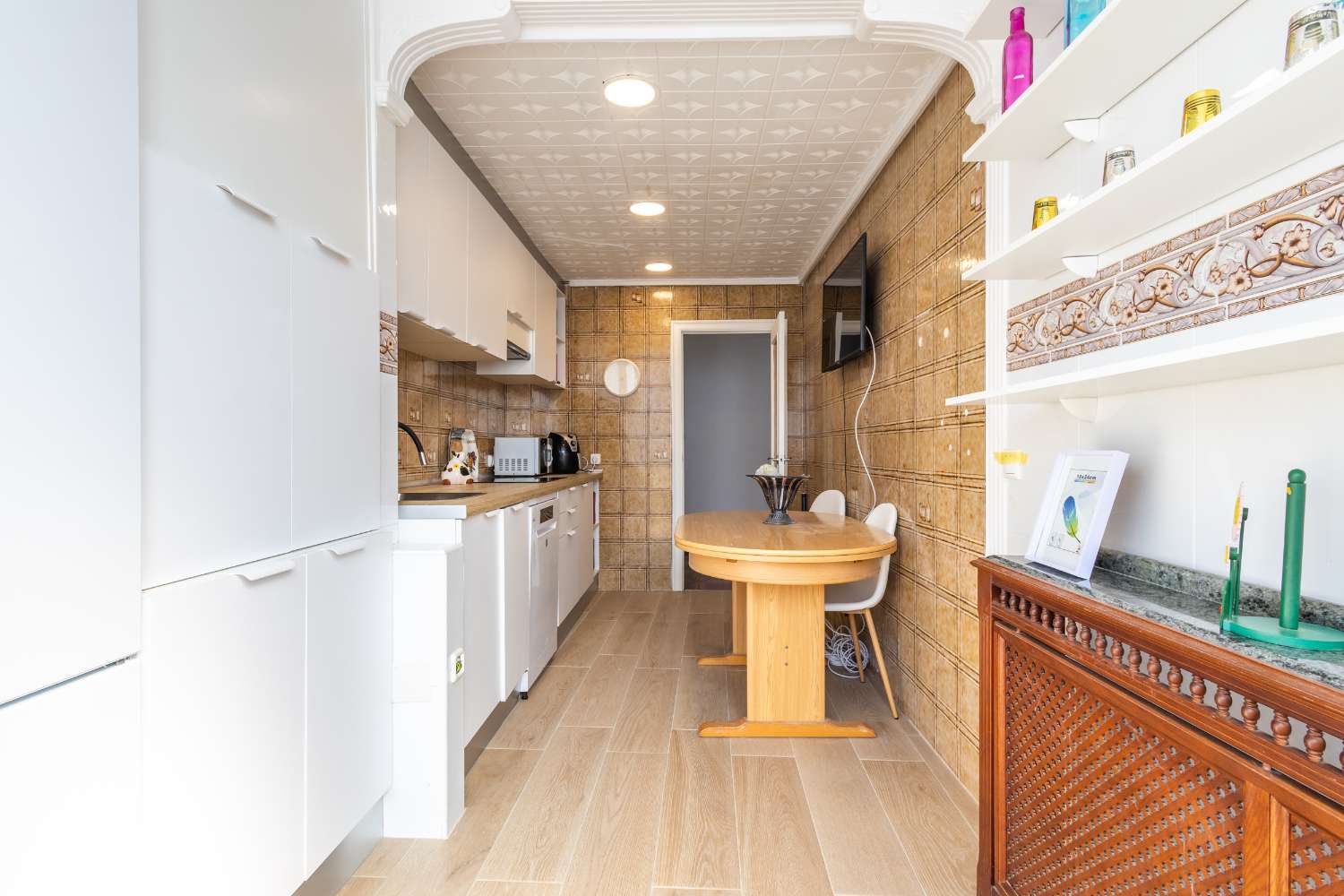 VIVIENDA REFORMADA A 50 M DE LA PLAYA DEL ACEQUIÓN: LUZ, AMPLITUD Y TERRAZA CON VISTAS AL MAR