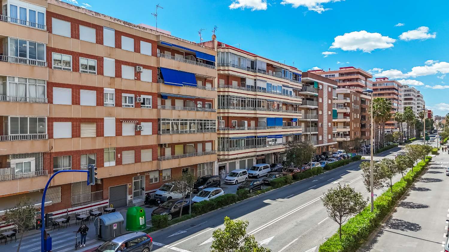 VIVIENDA REFORMADA A 50 M DE LA PLAYA DEL ACEQUIÓN: LUZ, AMPLITUD Y TERRAZA CON VISTAS AL MAR