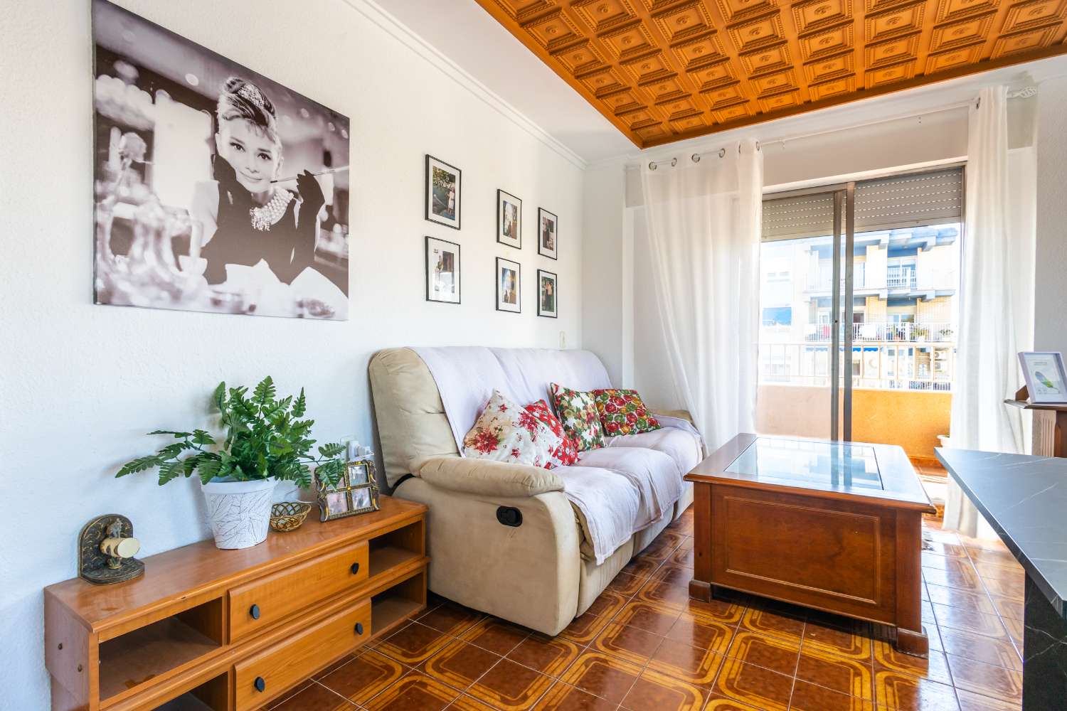 VIVIENDA REFORMADA A 50 M DE LA PLAYA DEL ACEQUIÓN: LUZ, AMPLITUD Y TERRAZA CON VISTAS AL MAR