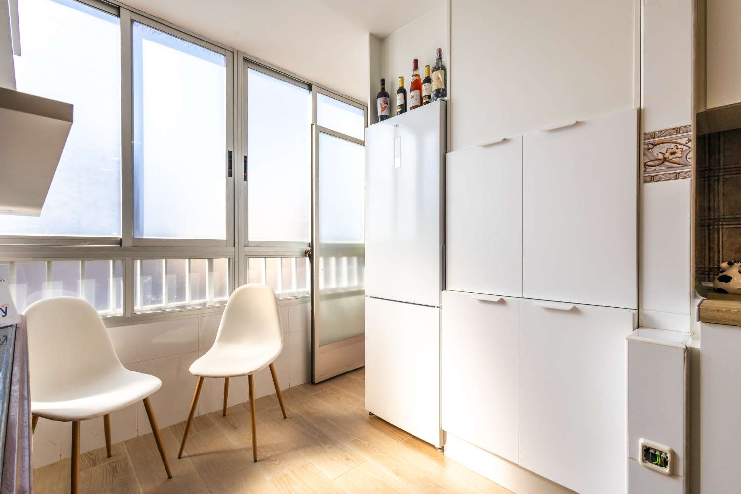 VIVIENDA REFORMADA A 50 M DE LA PLAYA DEL ACEQUIÓN: LUZ, AMPLITUD Y TERRAZA CON VISTAS AL MAR