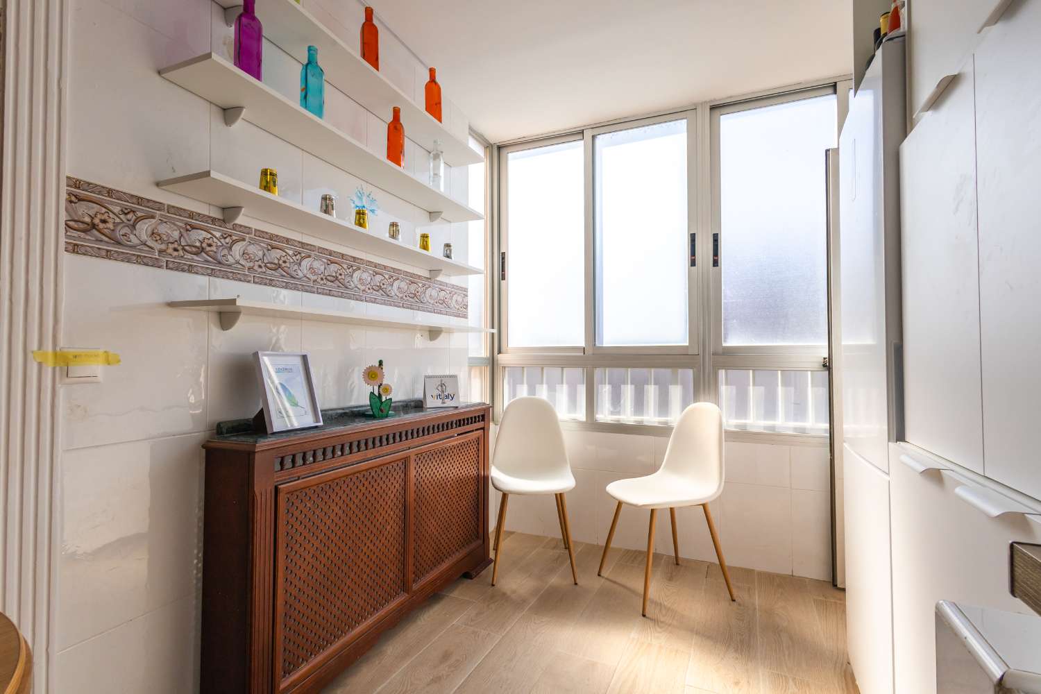 VIVIENDA REFORMADA A 50 M DE LA PLAYA DEL ACEQUIÓN: LUZ, AMPLITUD Y TERRAZA CON VISTAS AL MAR