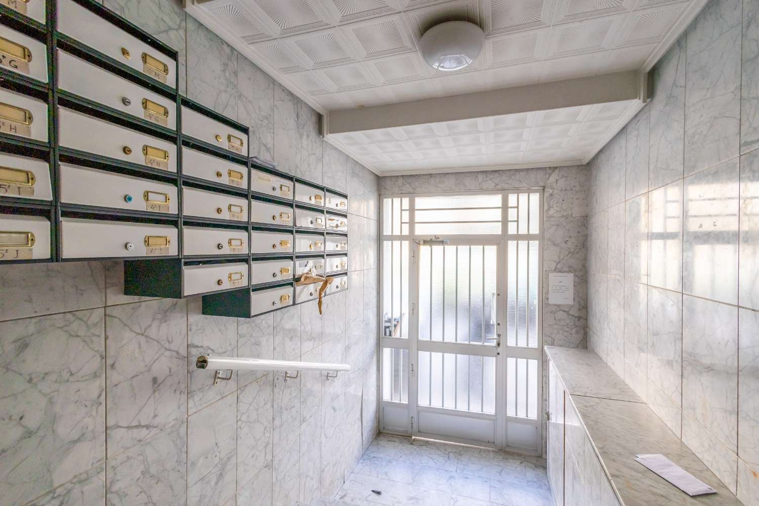 VIVIENDA REFORMADA A 50 M DE LA PLAYA DEL ACEQUIÓN: LUZ, AMPLITUD Y TERRAZA CON VISTAS AL MAR