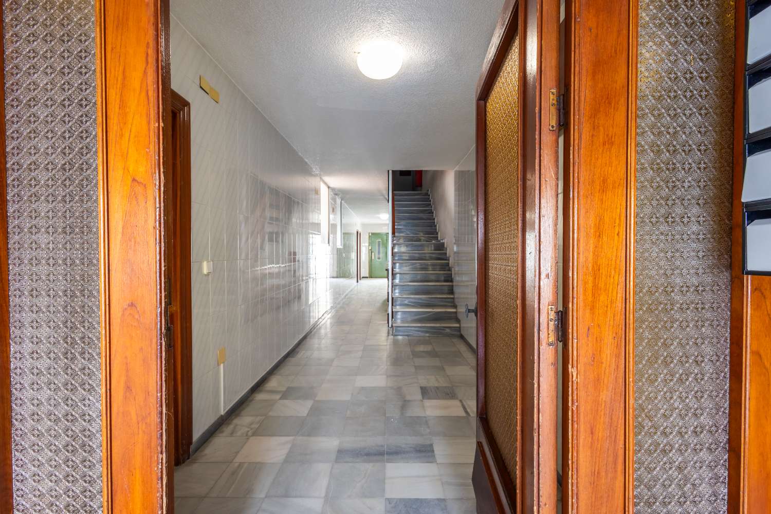 VIVIENDA REFORMADA A 50 M DE LA PLAYA DEL ACEQUIÓN: LUZ, AMPLITUD Y TERRAZA CON VISTAS AL MAR