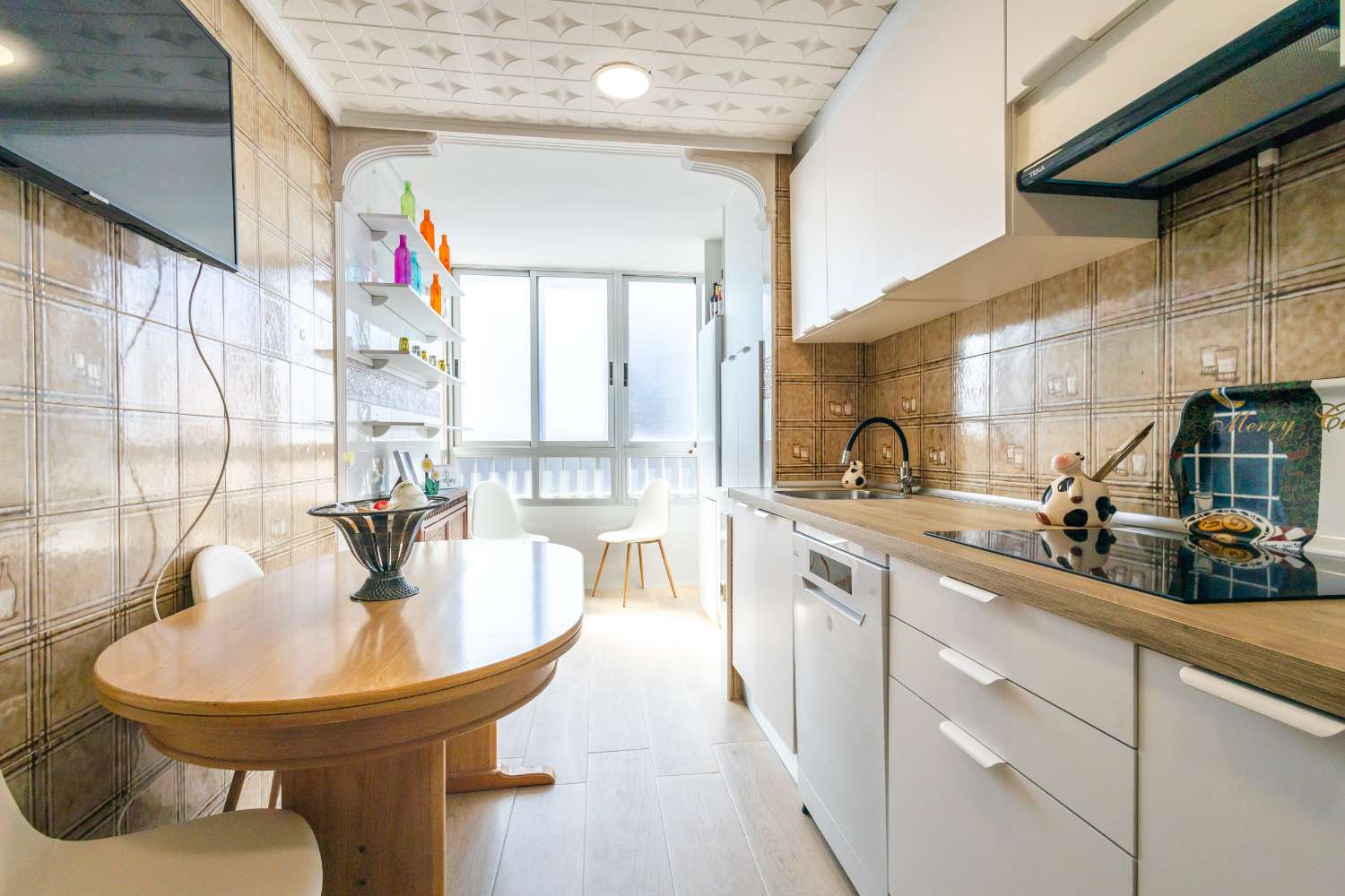 VIVIENDA REFORMADA A 50 M DE LA PLAYA DEL ACEQUIÓN: LUZ, AMPLITUD Y TERRAZA CON VISTAS AL MAR