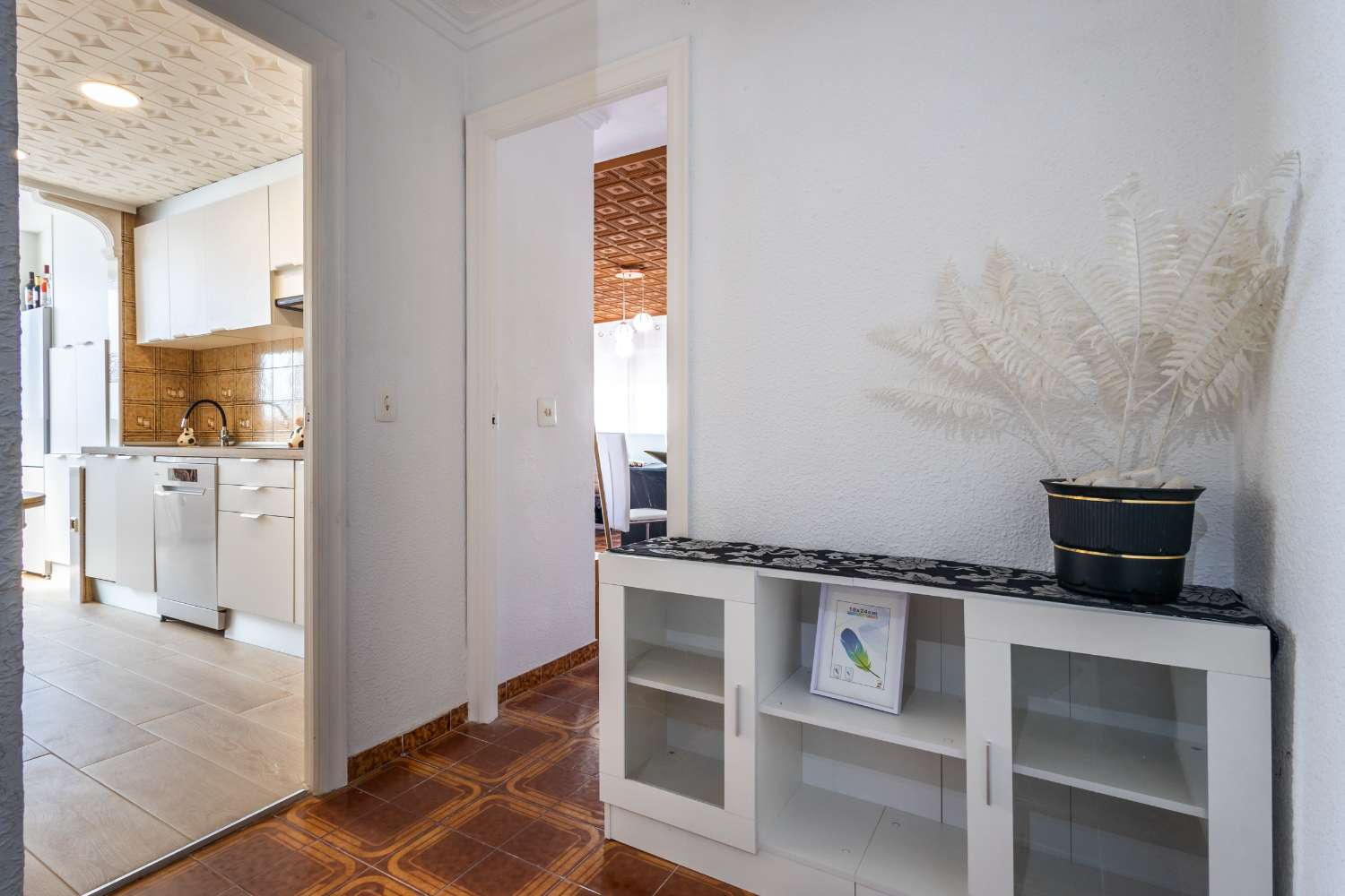 VIVIENDA REFORMADA A 50 M DE LA PLAYA DEL ACEQUIÓN: LUZ, AMPLITUD Y TERRAZA CON VISTAS AL MAR