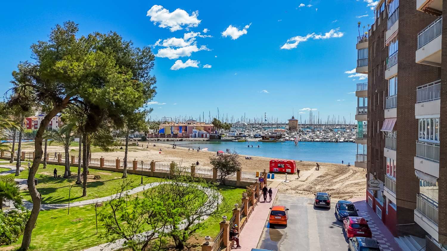 VIVIENDA REFORMADA A 50 M DE LA PLAYA DEL ACEQUIÓN: LUZ, AMPLITUD Y TERRAZA CON VISTAS AL MAR