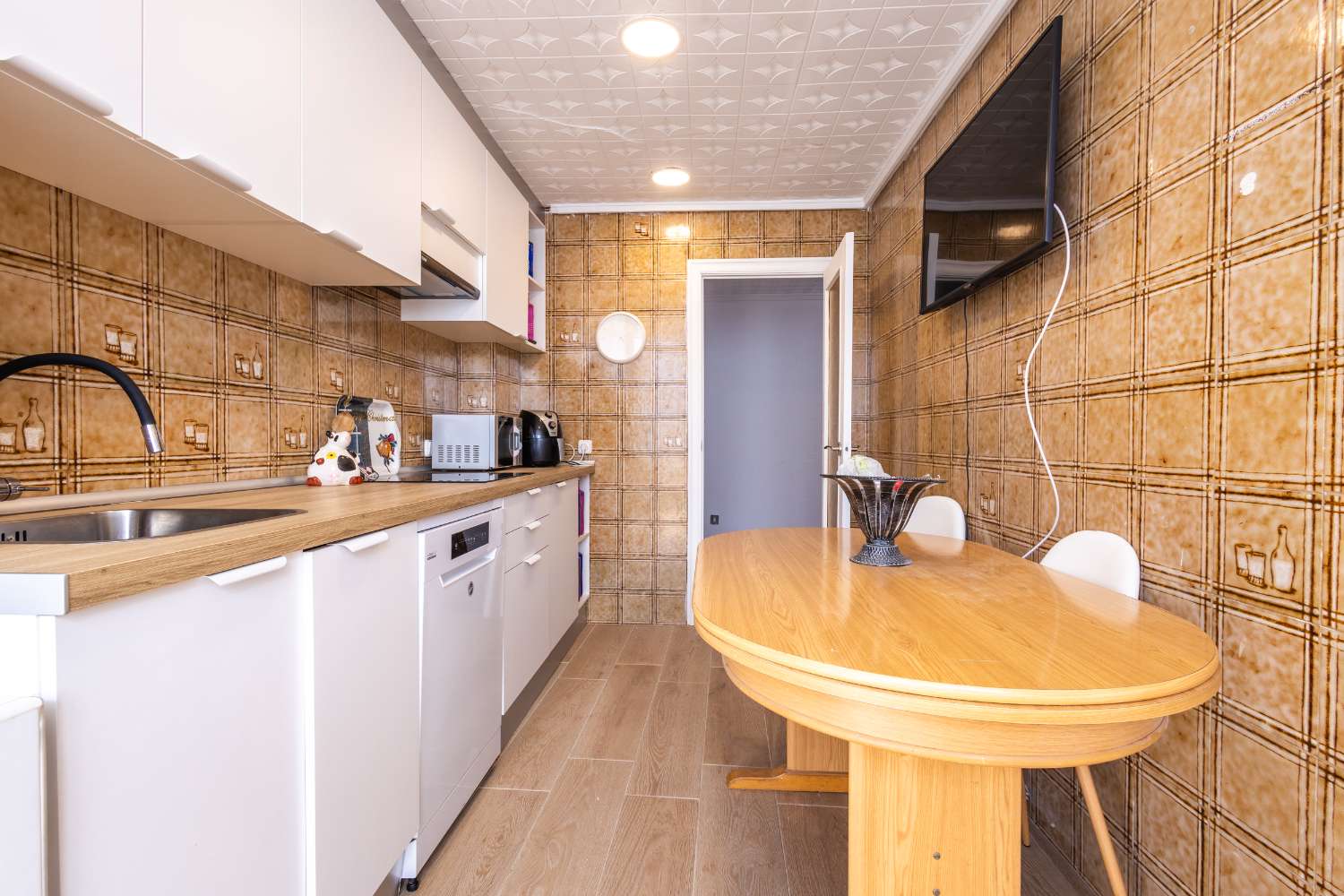 VIVIENDA REFORMADA A 50 M DE LA PLAYA DEL ACEQUIÓN: LUZ, AMPLITUD Y TERRAZA CON VISTAS AL MAR